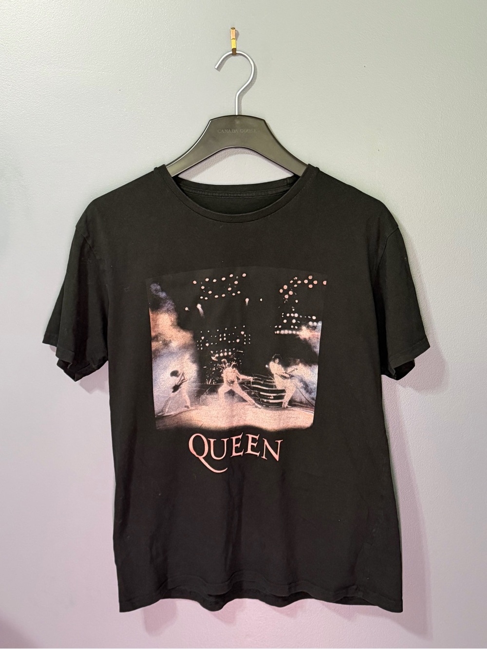 Que Black Graphic Queen Stage Photo Tee with Pink Accent